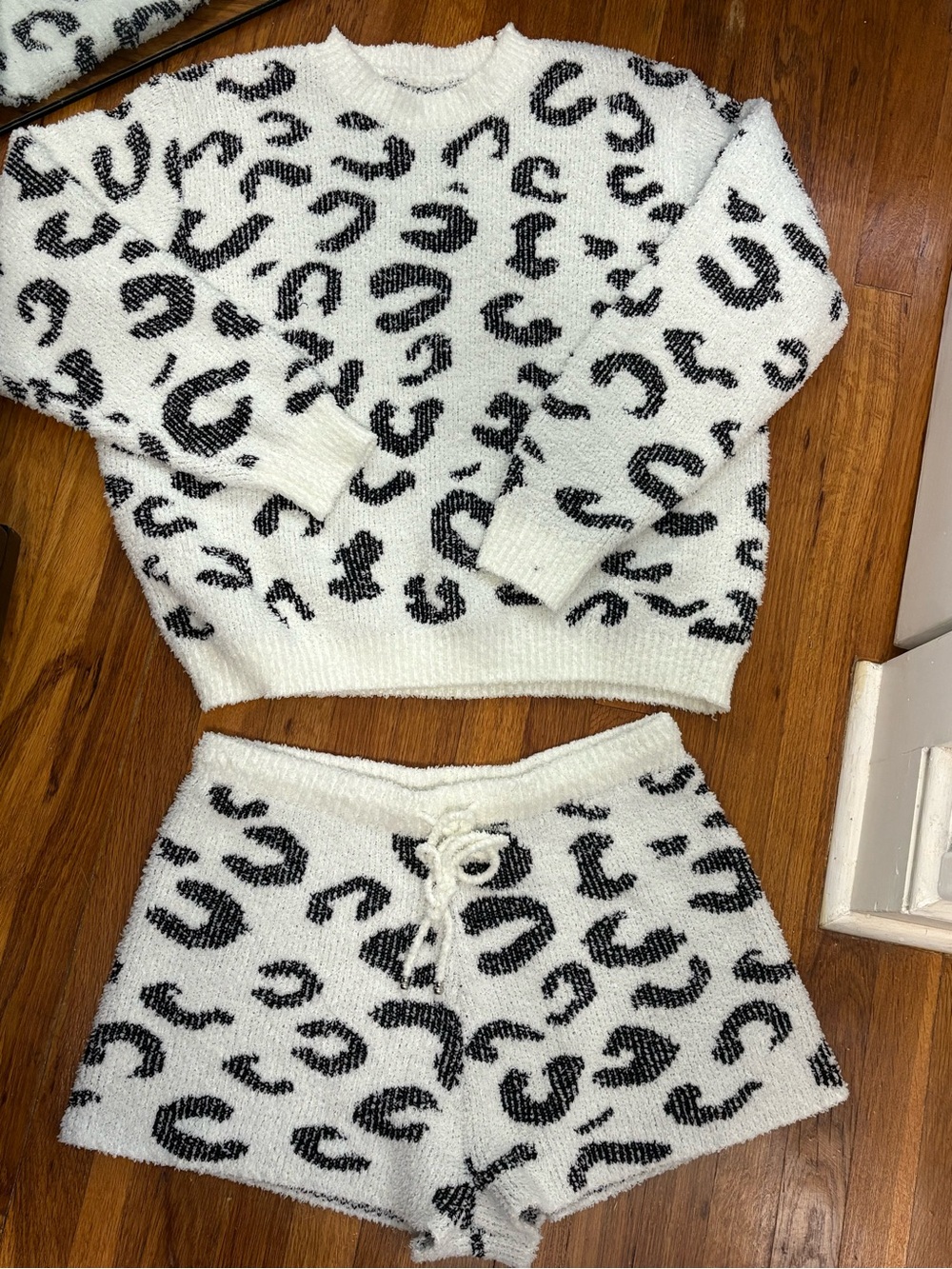 Cozy knit 2 Piece Lounge Wear Set Leopard Print - Picture 9 of 9